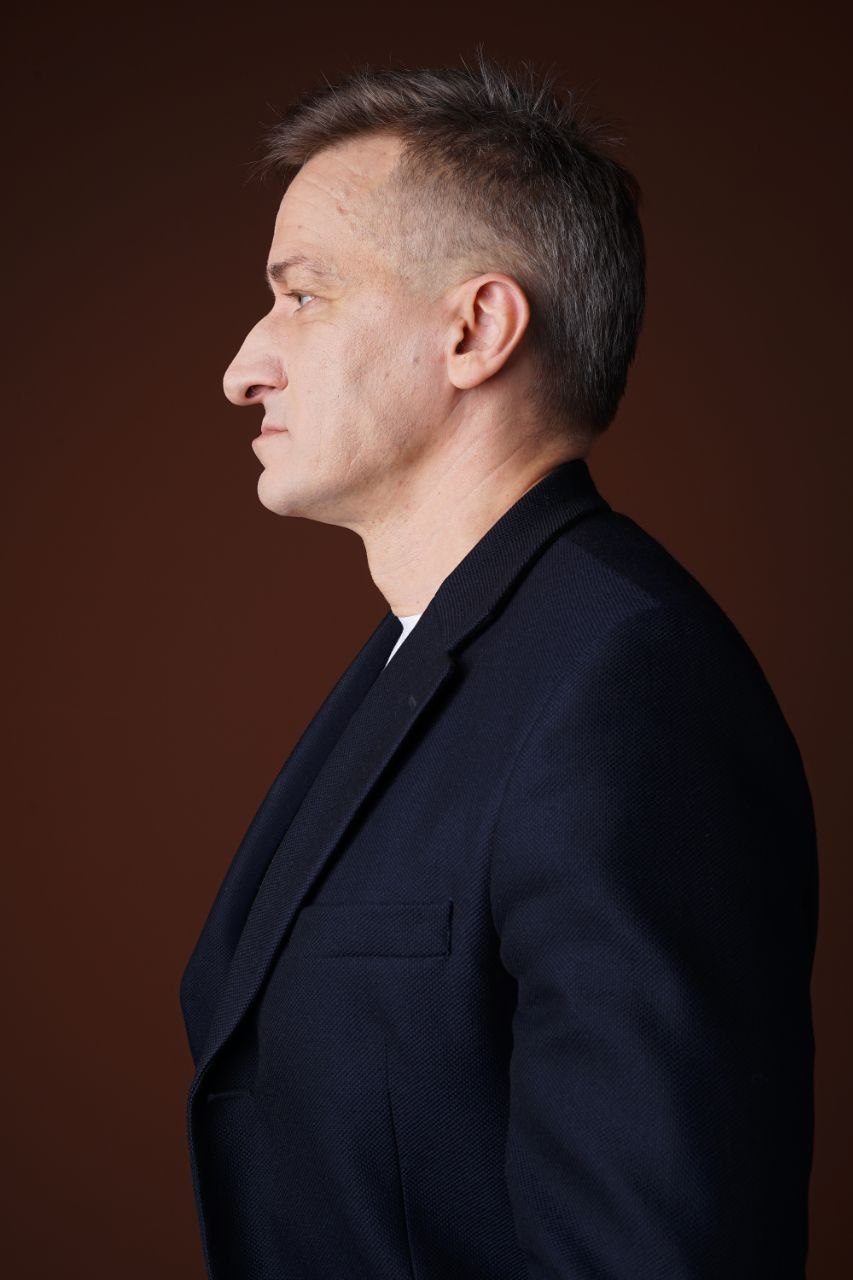 Portrait of Vic Goncharuk in profile
